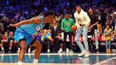 Diallo merayakan keberhasilan melakukan dunk sembari melompati Shaquille O'Neal dalam kontes slam dunk. (Bob Donnan-USA TODAY Sports)