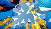 Penyelenggara ‘temu Smurf’ kali itu sudah pernah berusaha memecahkan rekor pada 2016, namun yang datang hanya 2.149 ‘Smurf.’ Tahun ini, mereka pun berhasil. (REUTERS/Arnd Wiegmann)