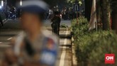 Warga terlihat panik saat ledakan menghantui nonton bareng debat capres 2019, polisi segera membuat barikade pengamanan serta penyisiran di lokasi ledakan. (CNN Indonesia/Andry Novelino)