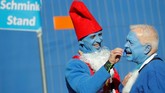 Sebanyak 2.762 orang berkumpul dan berdandan serba biru seperti Smurf, bahkan ada yang mengecat wajah dan kulit mereka. Itu pun diklaim memecahkan rekor. (REUTERS/Arnd Wiegmann)