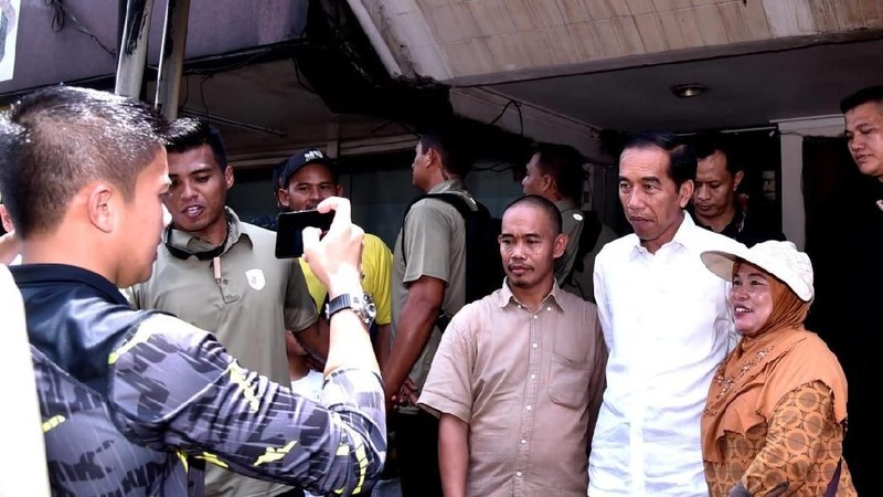 Jelang debat capres kedua, Jokowi Widodo sebagai petahana justru tampak sibuk bersantai sedari pagi. Mulai dari olahraga, sampai makan bersama keluarga.