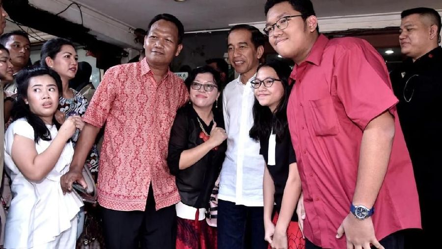 Jelang debat capres kedua, Jokowi Widodo sebagai petahana justru tampak sibuk bersantai sedari pagi. Mulai dari olahraga, sampai makan bersama keluarga.