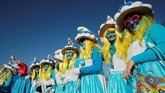 Smurf sendiri merupakan karakter yang dibuat oleh kartunis asal Belgia, Pierre Culliford alias Peyo pada 1950. Mereka adalah penduduk desa yang kecil dan berwarna biru. (REUTERS/Arnd Wiegmann)
