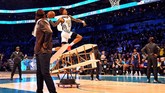 John Collins mempergunakan pesawat tiruan sebagai salah satu gimmick aksi slam dunk, selain juga topi dan syal khas penerbang zaman dulu. (Bob Donnan-USA TODAY Sports)
