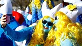 Mereka menerapkan aturan yang sangat ketat: hanya yang berbusana Smurf dan masuk dalam foto grup yang dihitung. Masing-masing juga diwajibkan pakai topi putih. (REUTERS/Arnd Wiegmann)