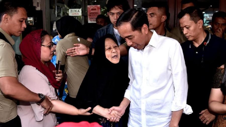Jelang debat capres kedua, Jokowi Widodo sebagai petahana justru tampak sibuk bersantai sedari pagi. Mulai dari olahraga, sampai makan bersama keluarga.