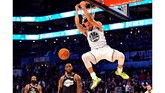 Bintang Tim Giannis, Stephen Curry, melakukan dunk. Tim Giannis unggul 92-82 di babak pertama atas Tim LeBron. (REUTERS/Bob Donnan-USA TODAY Sports)