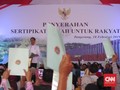 Bagikan Sertifikat, Jokowi Singgung Sengketa Tanah Rakyat