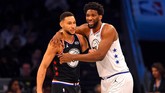 Dua pemain Philadelphia 76ers yang memperkuat dua tim berbeda di NBA All Star 2019, Joel Embiid dan Ben Simmons, berpelukan di sela pertandingan. (REUTERS/Bob Donnan-USA TODAY Sports)