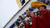 Seiring dengan dibawanya thangka ke lereng, sejumlah biksu memainkan sejumlah alat musik untuk mengiring doa. (REUTERS/Aly Song)