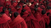 Dikenal juga sebagai 'Budha berjemur', festival ini diadakan di biara setiap tahun di bulan pertama kalender lunar Tibet. (REUTERS/Aly Song)
