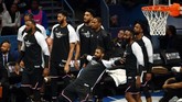 Sejumlah pemain Tim Lebron bereaksi di pinggir lapangan setelah mereka berhasil mencetak angka. Tim LeBron akhirnya menang 178-164 atas Tim Giannis. (REUTERS/Jeremy Brevard-USA TODAY Sports)