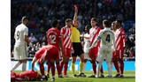 Sergio Ramos mendapat kartu merah dari wasit Guillermo Cuadra dengan pemain Girona Pedro Alcala terkapar di atas lapangan. (REUTERS/Susana Vera)