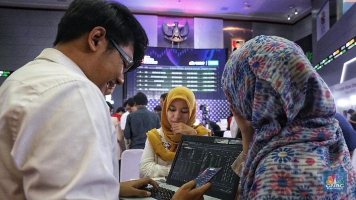 Kompetisi jual beli saham Oppo Stocks in Your Hand di Bursa Efek Indonesia, Senin (18/2/2019). kompetisi jual beli saham Oppo Stocks in Your Hand (CNBC Indonesia/Andrean Kristianto)