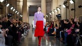 Victoria Beckham biasanya memiliki mood yang berubah-ubah. Suatu saat dia gemar membuat cutting boyish dan maskulin, dan di saat lain dia membuat gaya feminin. (REUTERS/Henry Nicholls)