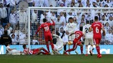 Girona berhasil menyamakan kedudukan melalui penalti Cristhian Stuani pada menit ke-65 setelah Sergio Ramos menahan bola dengan tangan dalam situasi kemelut di dalam kotak penalti Real Madrid. (REUTERS/Susana Vera)