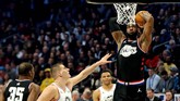 Kapten Tim Lebron, Lebron James, melakukan dunk di hadapan pemain Tim Giannis Nikola Jokic dari Denver Nuggets. (REUTERS/Peter Casey-USA TODAY Sports)