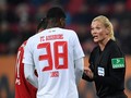 Karena Wasit Wanita, TV Iran Batal Siarkan Laga Bundesliga