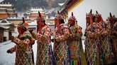 Masyarakat etnis Tibet pun berdoa di sekitar Biara Labrang sebelum Festival Budha Berjemur di Gansu, China. (REUTERS/Aly Song)