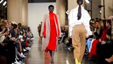 “Saya suka bagaimana heels bisa cocok. Heels benar-benar menyempurnakan siluet tampilannya,” kata Victoria.(REUTERS/Henry Nicholls)