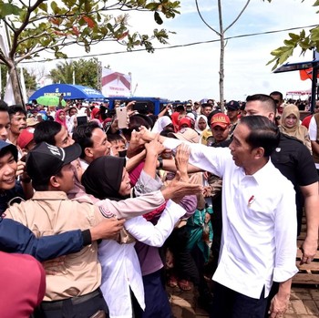 Usai Debat Vs Prabowo, Jokowi Blusukan di Banten