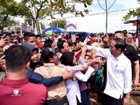 Usai Debat Vs Prabowo, Jokowi Blusukan di Banten