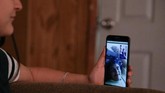 Carolina, misalnya, kini dapat asyik berkomunikasi dengan teman-temannya untuk mengatur janji temu sebelum mereka pergi ke satu pesta di akhir pekan. (Reuters/Loren Elliott)