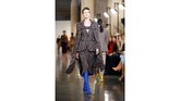 Selain itu, gaun plunging neckline dengan heels. Semua looks dihadirkan dengan padanan heels. (REUTERS/Henry Nicholls)