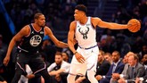 Kapten Tim Giannis yang merupakan bintang Milwaukee Bucks Giannis Antetokounmpo berhadapan dengan Kevin Durant. (REUTERS/Bob Donnan-USA TODAY Sports)