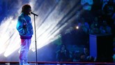 Penyanyi J Cole menjadi penghibur di tengah babak pertandingan NBA All Star 2019. (REUTERS/Jeremy Brevard-USA TODAY Sports)