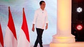 Joko Widodo ketika melangkah ke area panggung debat capres. Dalam pemaparan visi-misi, Jokowi menyatakan jika terpilih pemerintahannya akan berupaya mengurangi pemakaian energi fossil dan meningkatkan penggunaan B20. (REUTERS/Willy Kurniawan)