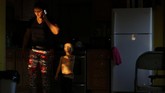 Ponsel yang ia gunakan bergantian dengan ibu dan kedua adiknya itu memang tidak mewah. Namun, alat komunikasi semacam itu sangat sulit didapat di kampung halamannya di San Pedro Sula, Honduras, di mana banyak geng bersenjata bersarang. (Reuters/Loren Elliott)