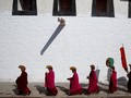 FOTO: Kala Matahari Menyinari 'Budha' di Tibet