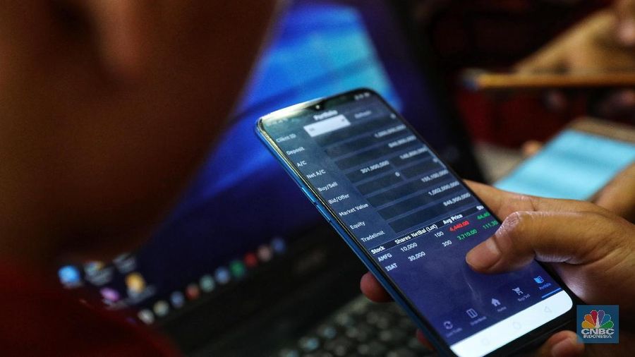Kompetisi jual beli saham Oppo Stocks in Your Hand di Bursa Efek Indonesia, Senin (18/2/2019). kompetisi jual beli saham Oppo Stocks in Your Hand (վ/Andrean Kristianto)