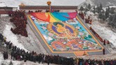 Thangka merupakan sulaman sutra yang menggambarkan Budha beserta dengan motif yang mengandung makna religius. (REUTERS/Aly Song)