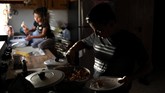 Hingga mereka menunggu proses pengajuan suaka mereka ke AS di Meksiko. Kabar itu akhirnya datang. Mereka bersiap menempuh perjalanan menembus perbatasan Meksiko-AS, menggapai impian yang mereka gantung. (Reuters/Loren Elliott)