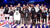 Penghargaan juga diberikan kepada dua pemain veteran NBA, Dirk Nowitzki dan Dwyane Wade. (REUTERS/Bob Donnan-USA TODAY Sports)