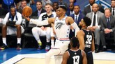 Guard Tim Giannis, Russell Westbrook, melakukan lay-up melewati pemain Tim LeBron Karl-Anthony Towns. (REUTERS/Jeremy Brevard-USA TODAY Sports)