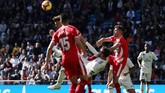 Real Madrid justru kehilangan Sergio Ramos yang mendapat kartu kuning kedua pada menit ke-90 karena hampir menendang kepala pemain Girona saat ingin melakukan tendangan salto. (REUTERS/Susana Vera)