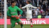 Casemiro merayakan gol ke gawang Girona. Keunggulan 1-0 Real Madrid bertahan hingga jeda babak pertama. (REUTERS/Susana Vera)