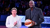 Pemilik Charlotte Hornets sekaligus legenda NBA, Michael Jordan, mendapat penghargaan setelah menjadi tuan rumah NBA All Star 2019. (REUTERS/Bob Donnan-USA TODAY Sports)