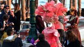 Karnaval yang digelar di kawasan paling populer di Venesia, Rio di Cannaregio, ini selalu menarik perhatian wisatawan. (Vincenzo PINTO / AFP)