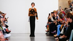 FOTO: Sisi Nakal Victoria Beckham di London Fashion Week