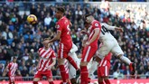 Memanfaatkan umpan sepak pojok Toni Kroos, Casemiro berhasil membobol gawang Girona melalui sundulan pada menit ke-25. (REUTERS/Susana Vera)