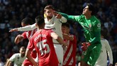 Real Madrid berusaha keras untuk menyamakan kedudukan, tapi pertahanan Girona dan penampilan kiper Bono membuat tuan rumah gagal mencetak gol tambahan. (REUTERS/Susana Vera)