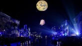Pada malam hari, sorotan cahaya lampu siap memesona siapapun yang berkunjung ke Venesia. (REUTERS/Manuel Silvestri)