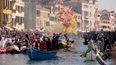 Para wisatawan larut dalam kemeriahan suasanya di Venesia. (REUTERS/Manuel Silvestri)