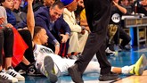 Pemain Tim Giannis, Stephen Curry, dari Golden State Warriors terjatuh di depan penonton yang menyaksikan langsung di Spectrum Center. (REUTERS/Bob Donnan-USA TODAY Sports)