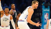 Pemain veteran Tim Giannis, Dirk Nowitzki, dari Dallas Mavericks merayakan keberhasilan setelah sukses melakukan lemparan tiga angka. (REUTERS/Bob Donnan-USA TODAY Sports)
