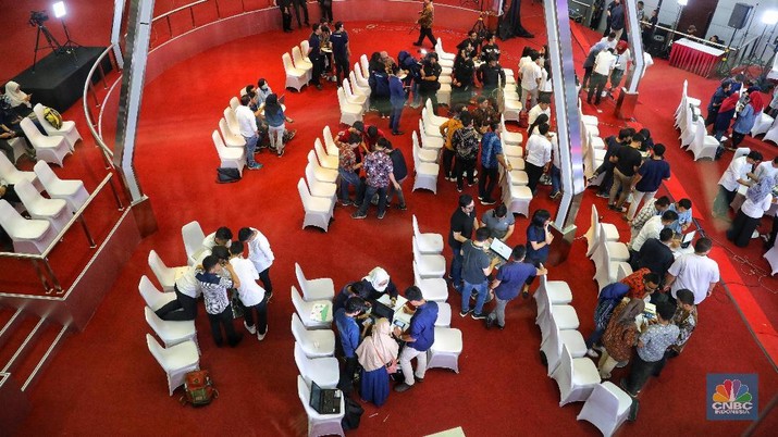 Kompetisi jual beli saham Oppo Stocks in Your Hand di Bursa Efek Indonesia, Senin (18/2/2019). kompetisi jual beli saham Oppo Stocks in Your Hand (CNBC Indonesia/Andrean Kristianto) Kompetisi jual beli saham Oppo Stocks in Your Hand di Bursa Efek Indonesia, Senin (18/2/2019). kompetisi jual beli saham Oppo Stocks in Your Hand (CNBC Indonesia/Andrean Kristianto)